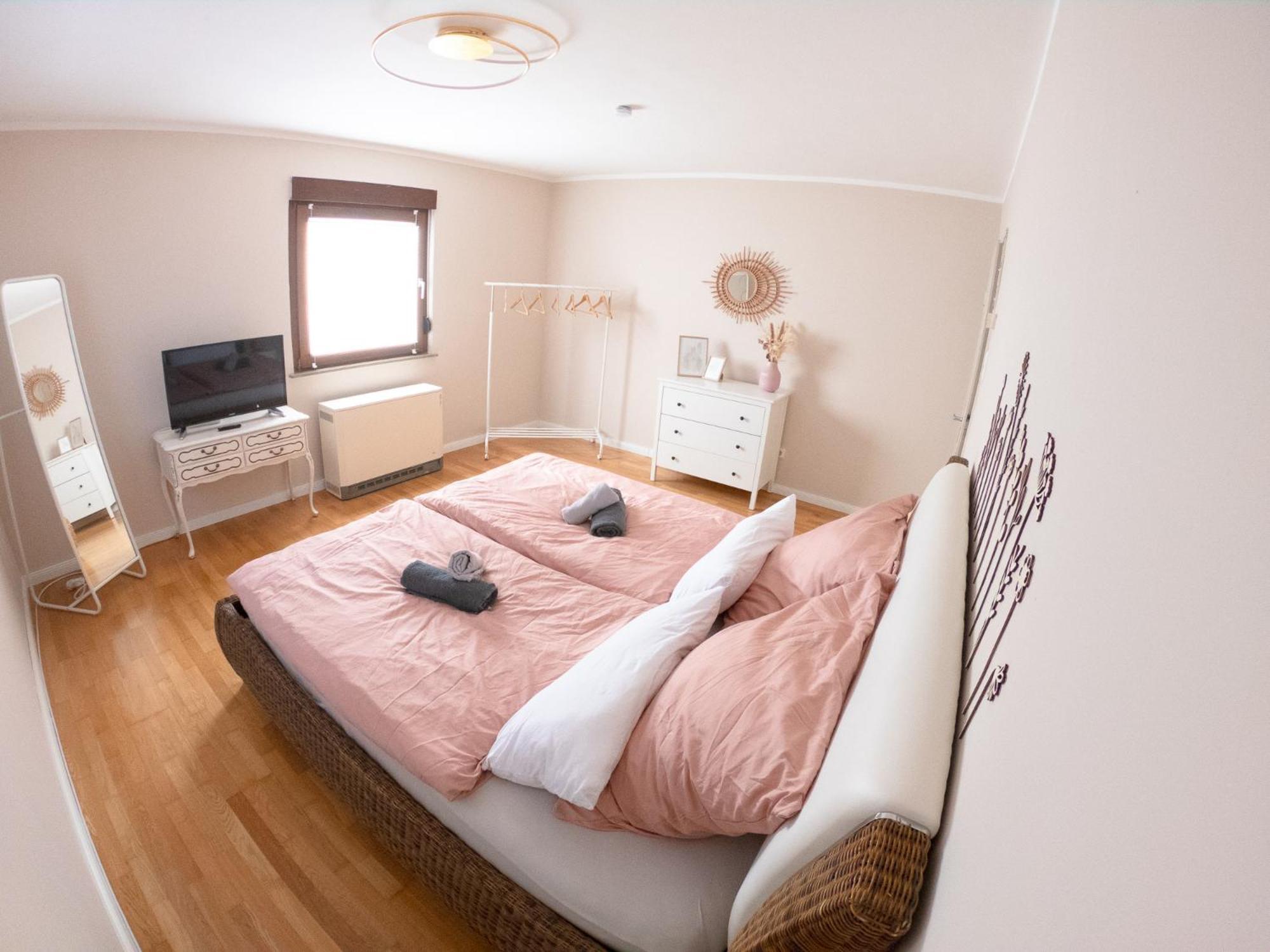 Happybnb Apartment Mit Sonniger Terrasse Lochgau Exterior photo